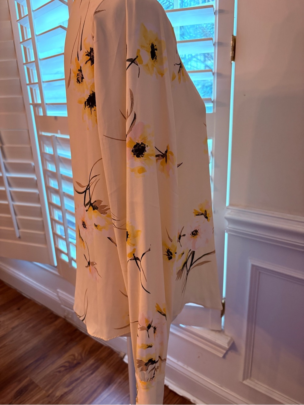White House Black Market Pale Yellow Floral V-Neck Blouse - Picture 8 of 10